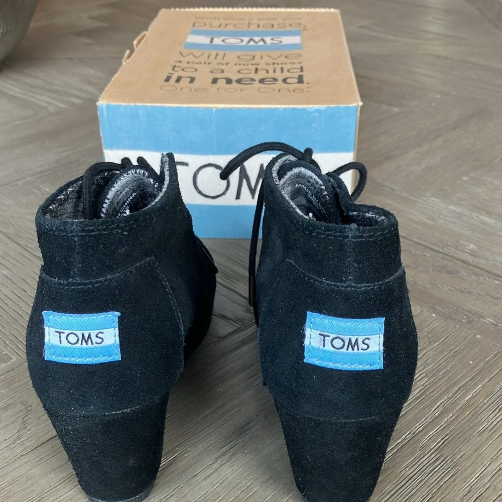 Like new TOMS desert wedge in black suede, size 5. - Picture 3 of 10